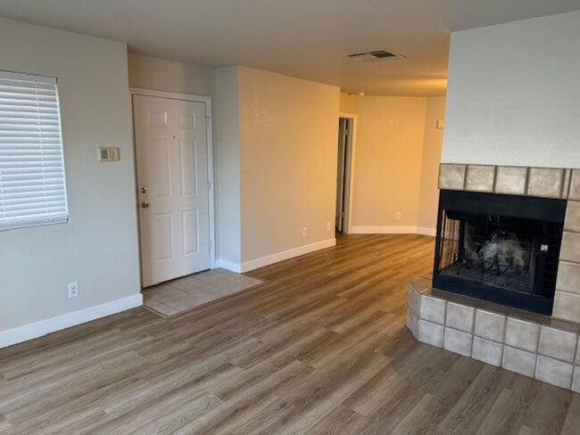 Building Photo - 2 bed ground floor unit  fully remodeled