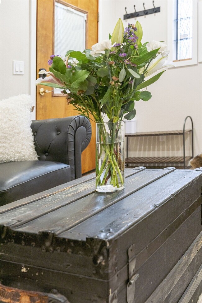 Building Photo - 3109 6th Ave