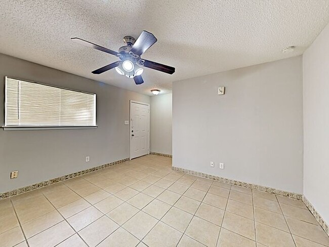 Building Photo - $1,000 OFF 1st Month*. No App Fee *Move in...