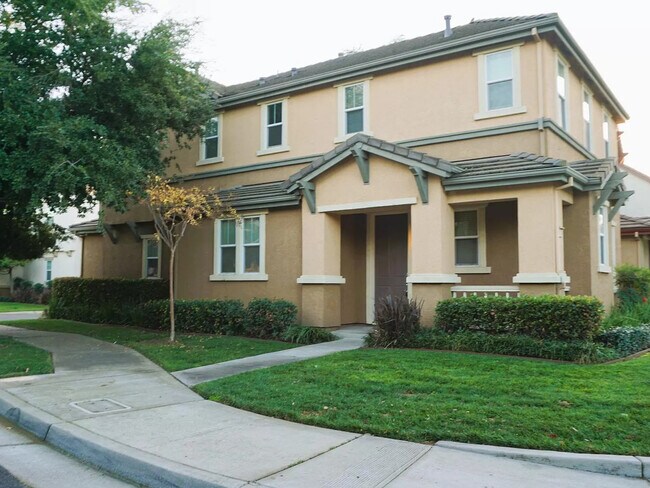Building Photo - 3000 Calmo Way