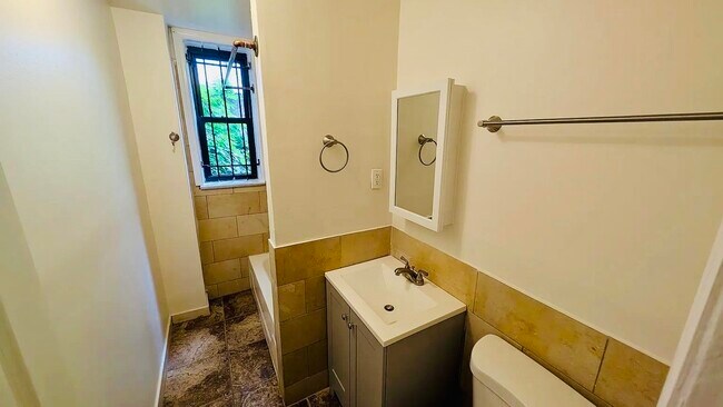 Foto del edificio - 118 Corbin Ave