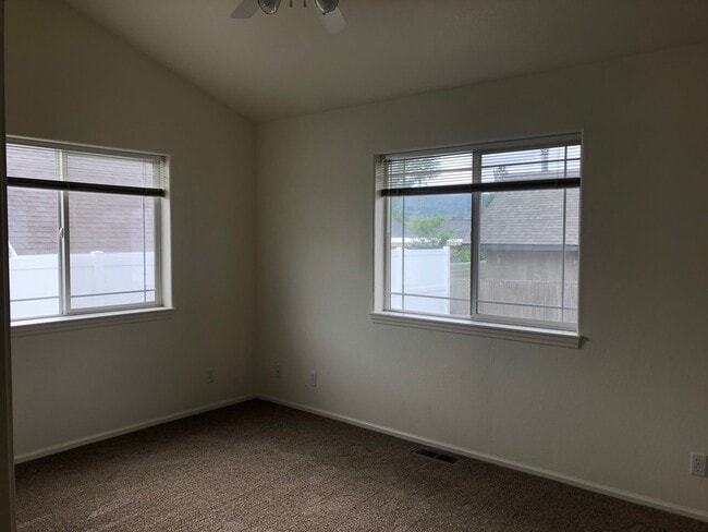 Building Photo - Hucrest 2 Bedroom 2 Bath House!