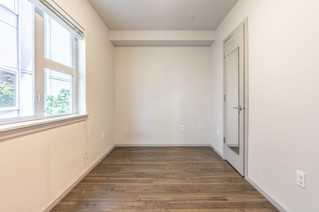 Interior Photo - 422 11th Ave - Amazing Remodeled Studios!