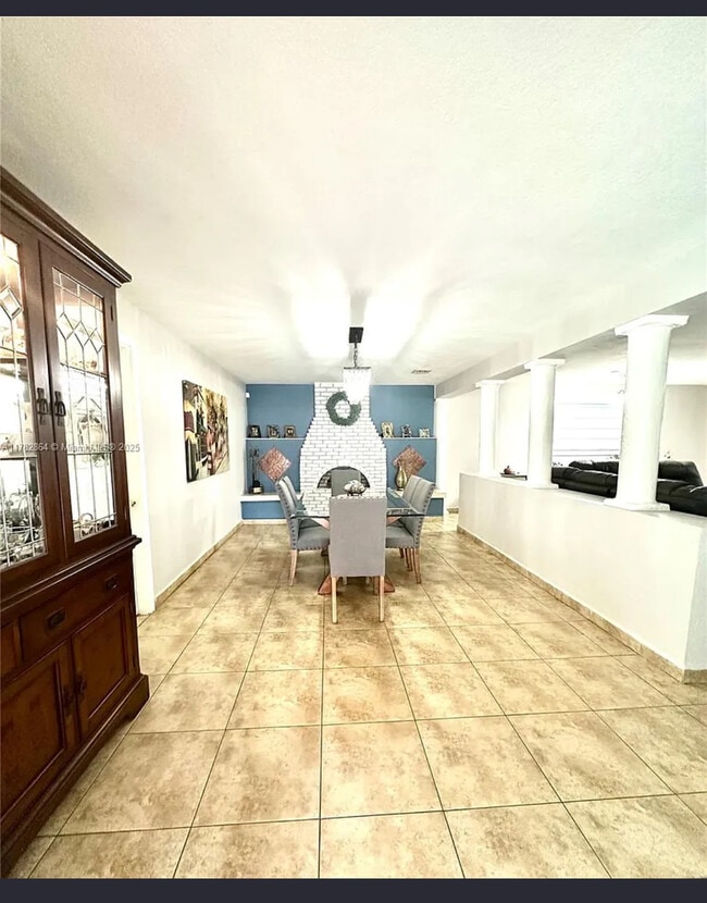 Building Photo - 660 W 70 Pl
