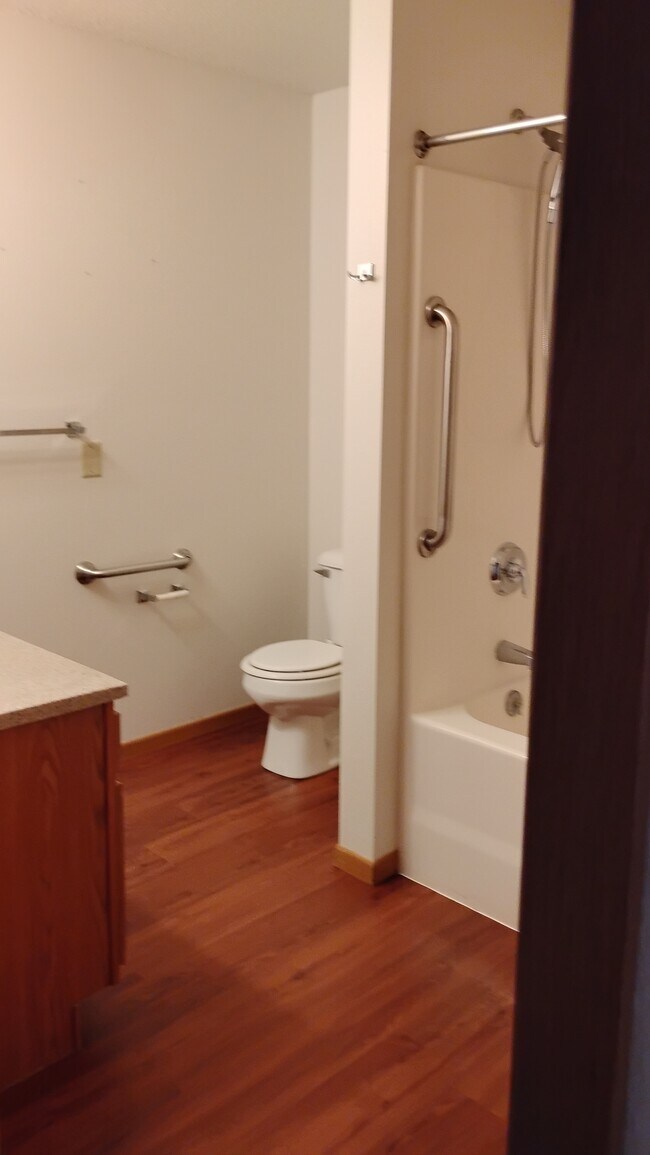 Baño - Stonefield Manor Senior Apartments