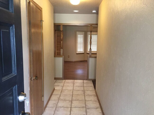 Building Photo - Beautiful 3 Bed 2 Bath 2 Car Garage