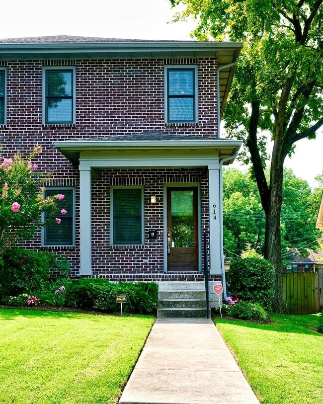 Foto del edificio - EAST NASHVILLE - FOUR BEDROOM Historic Home with amazing views of Nashville Skyline!