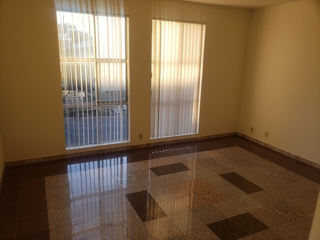 Master bedroom - 635 Huntley Dr