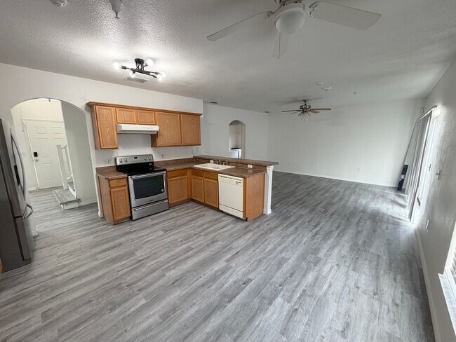 Foto del edificio - Large 2-Story 4 Bedroom 2.5 Bathroom House w/ Fenced in Yard - For Rent