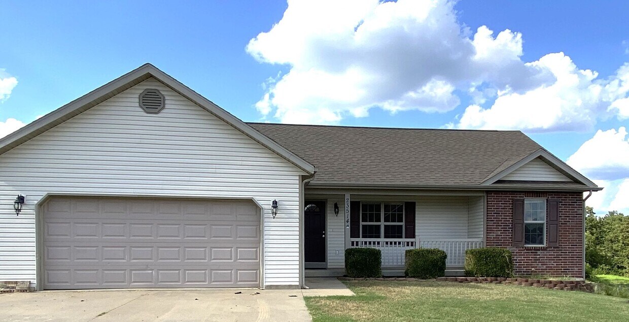 Foto principal - Spacious Three Bedroom Home in Taylor Hills