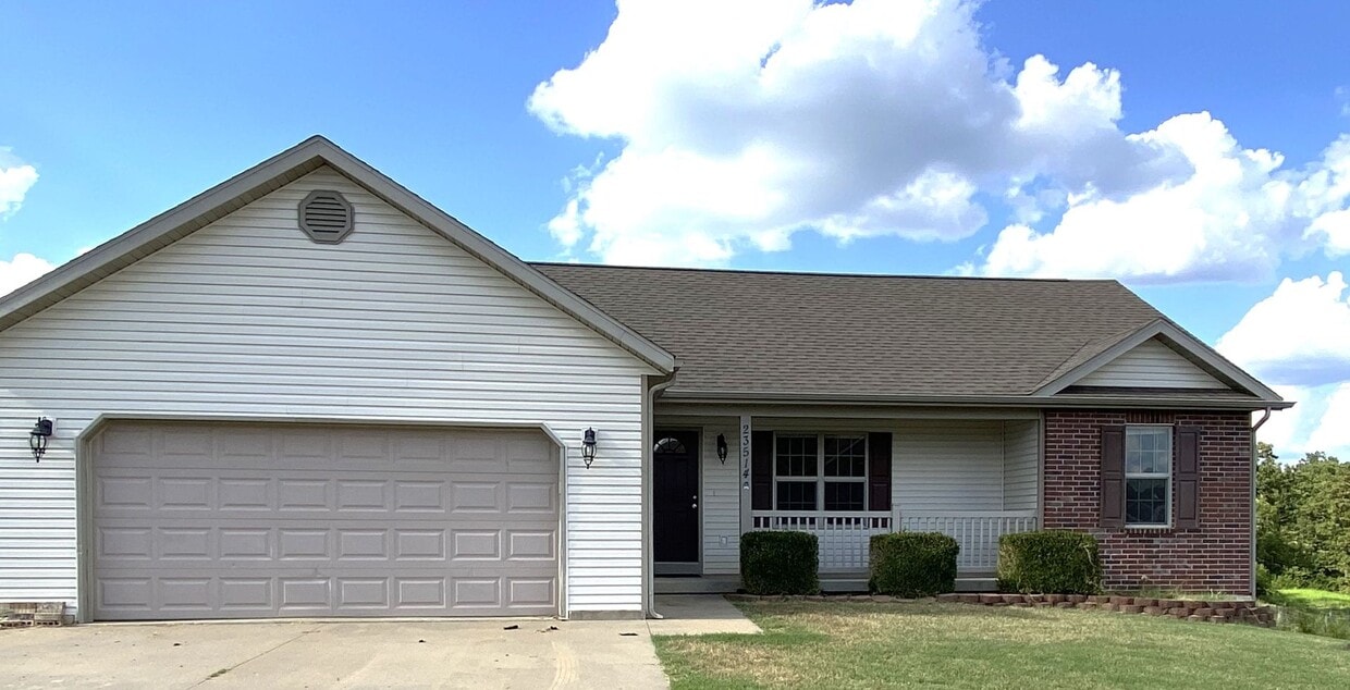 Primary Photo - Spacious Three Bedroom Home in Taylor Hills