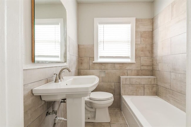 Building Photo - 2555 NW 20th St