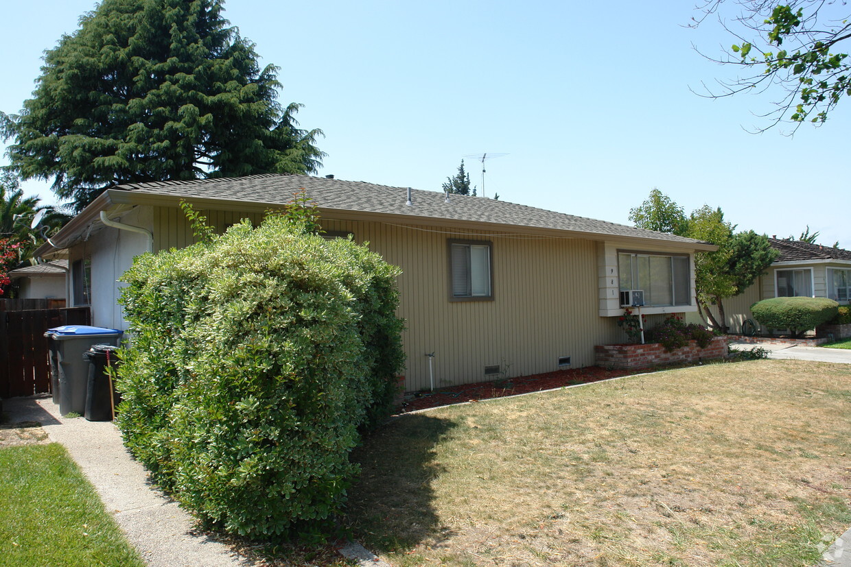 Building Photo - 981 Desert Isle Dr