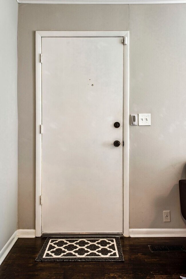 Building Photo - Cute and Cozy Home in Cleveland Park, Walk to Mas Tacos and The Pharmacy, Minutes to Five Points,...