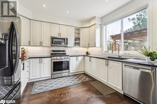Photo du bâtiment - 1349 Sagewood Crescent