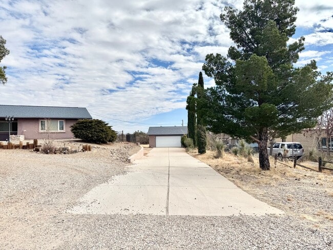 Building Photo - 3BR/2BA/2CG, with DOG RUN 2310 sq.ft. rental in Sierra Vista, AZ