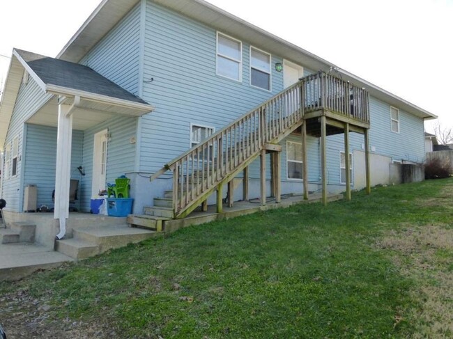 Building Photo - Upper Level 3 Bedroom 2 Bath Duplex in Hol...