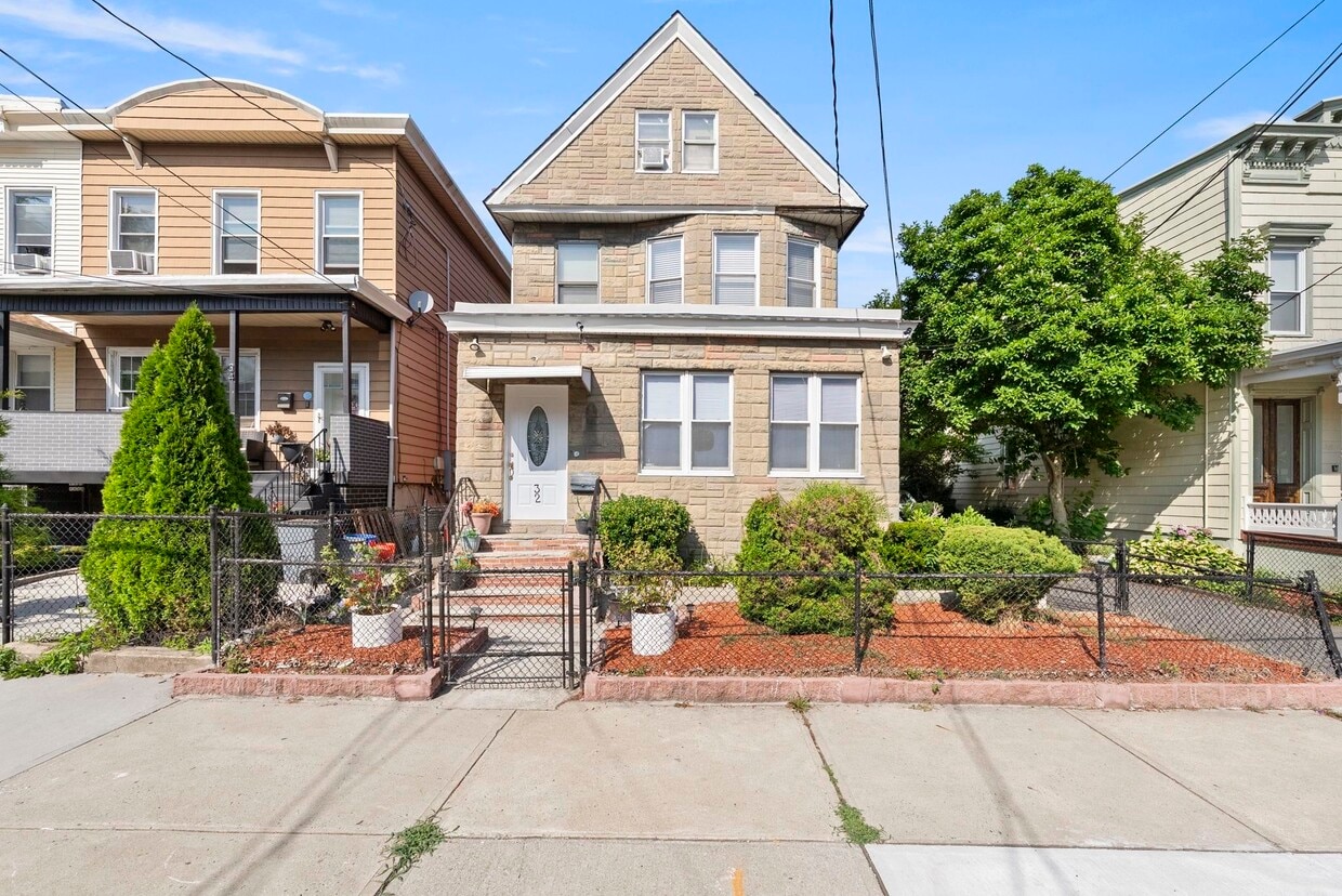 Primary Photo - 32 Pearsall Ave