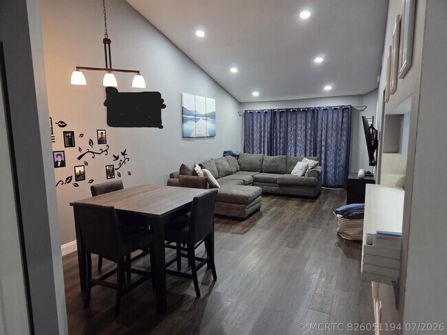 Building Photo - 1020 Coral Club Dr