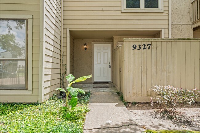 Foto del edificio - 9327 Pagewood Ln