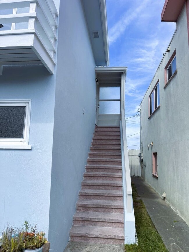 Building Photo - Remodeled single family home in most desir...