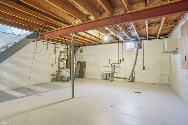 Building Photo - 2 br, 1 bath Townhome - 3736 Woodford Aven...