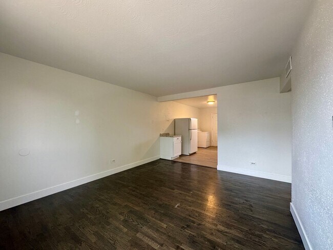Building Photo - 2 Bedroom 1 Bath In Lakewood! Available Now!!
