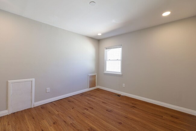 Building Photo - ??? RECENTLY UPDATED, 2 BEDROOMS AND 3 BAT...