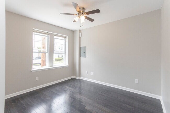 Building Photo - 1325 Saville Ave