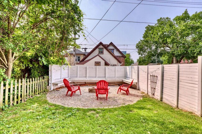 Foto del edificio - Beautiful Updated 3-Bedroom Colonial – Prime East Side Location