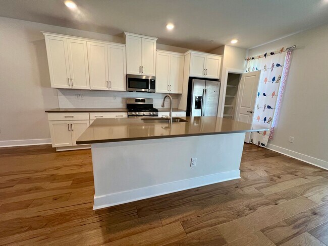 Building Photo - Luxurious 3-Bed Townhome in Spring City wi...