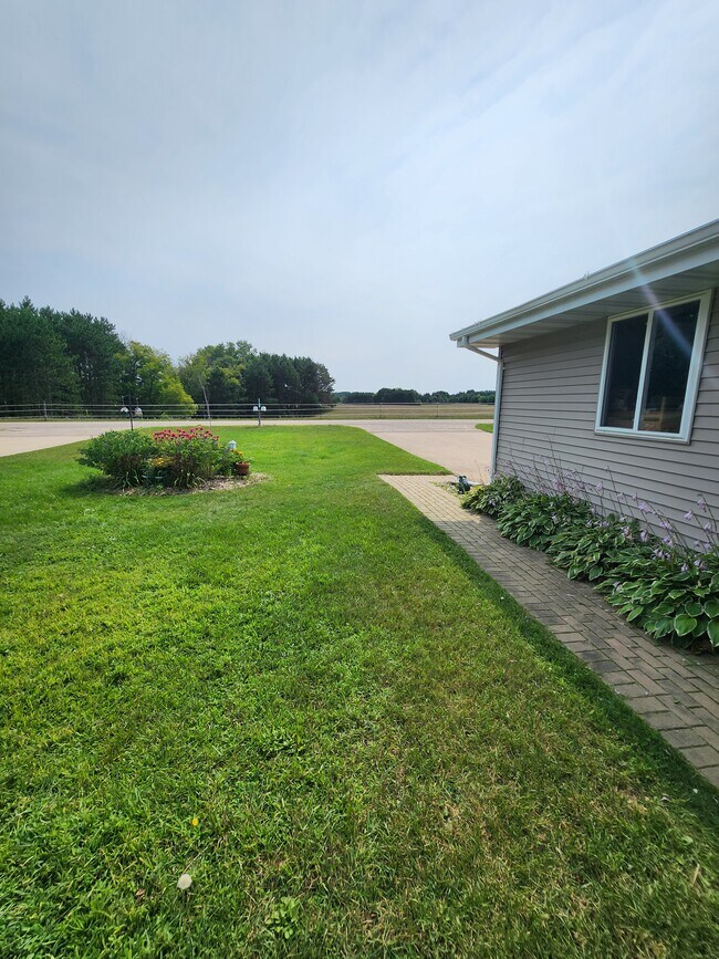 Foto del edificio - Townhouse (2 bdrm with 2.5 car garage, yard, private basmnt)
