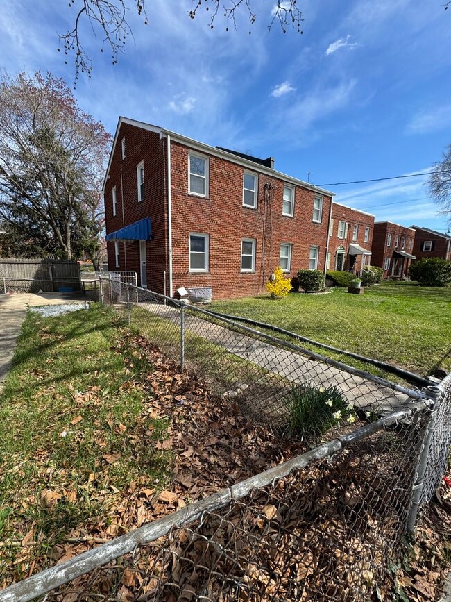 Building Photo - Newly Renovated Three Bedroom/2 Bathroom H...