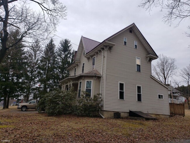 Building Photo - 4 br, 2 bath House - 240 East Main Street