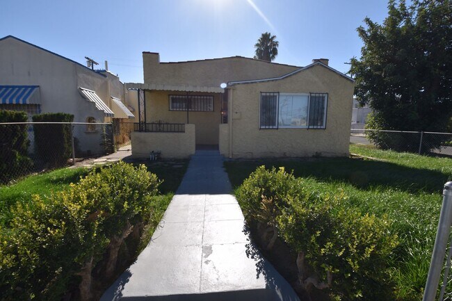 Building Photo - 554 W 103rd St