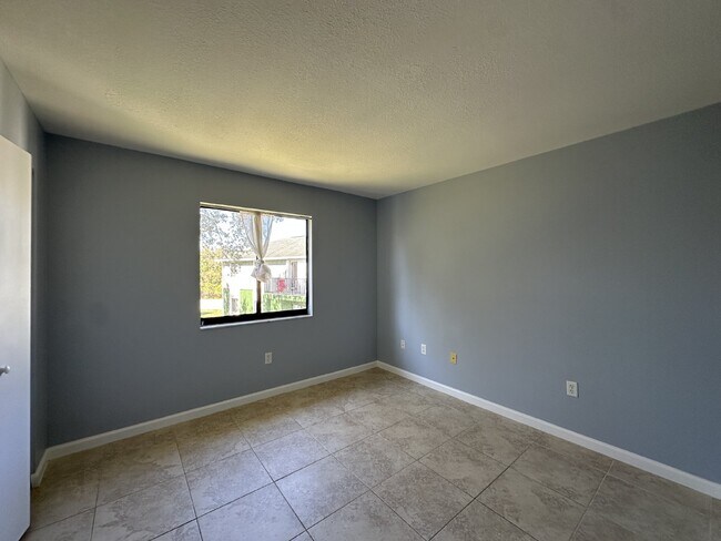 Foto del edificio - Second floor unit with screened balcony