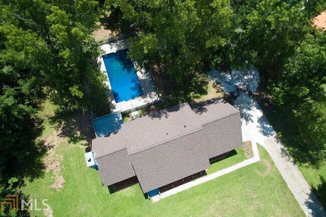 Building Photo - 131 Cambridge Dr S