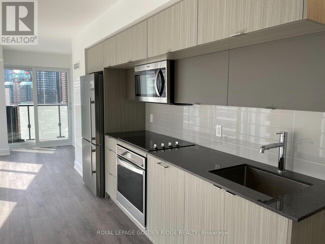 Photo du bâtiment - 575-1575 Bloor St E