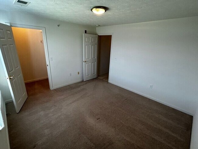 Building Photo - Clean Condo, Fantastic Location!