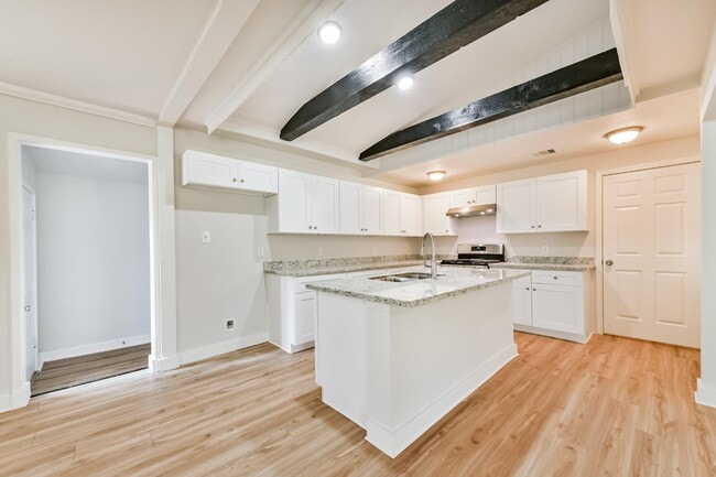 Building Photo - 706 Azalea St