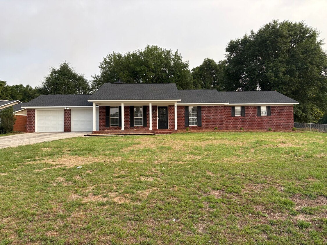 Foto principal - 121 Pine Lakes Cir
