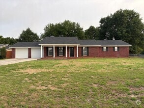 Building Photo - 121 Pine Lakes Cir