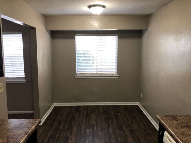 Building Photo - Downstairs unit in Pointe East avail NOW!