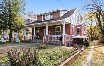 Building Photo - 746 Thayer Ave