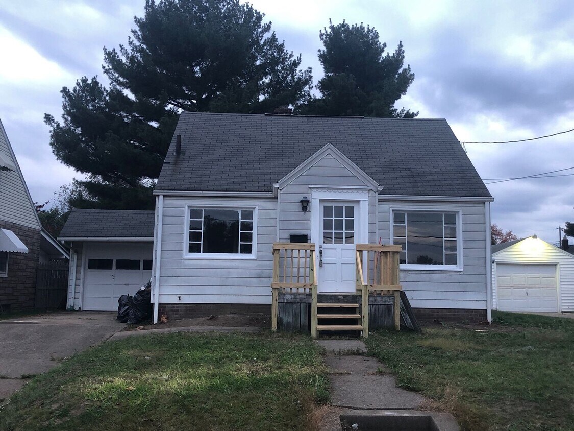 Building Photo - 2 BR NE Canton home for rent