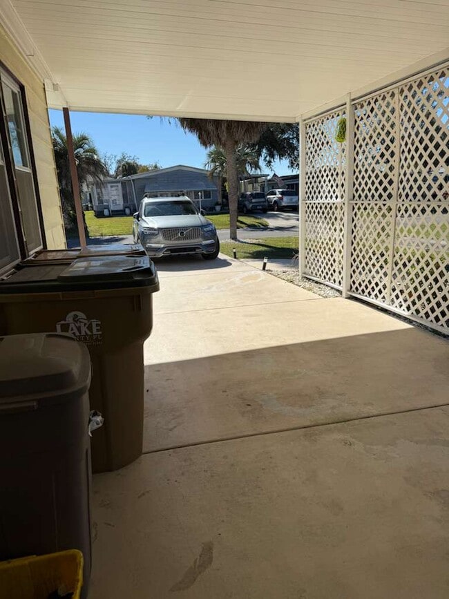 Building Photo - 717 Royal Palm Ave