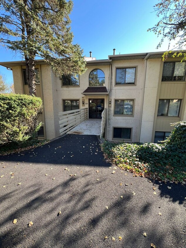 Foto principal - CONDO 2 BR walk out patio in Flying Hills ...