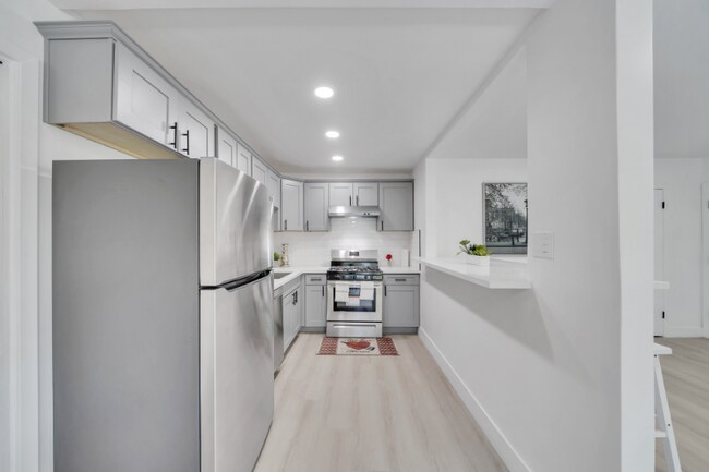 Building Photo - 5311 Hermitage Ave
