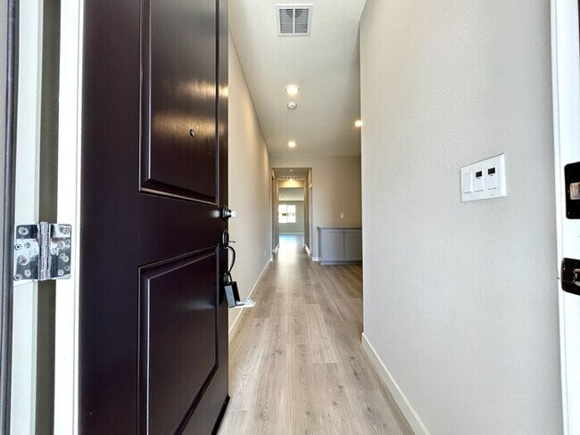 Foto del edificio - Beautiful Single Story 3 Bedroom For Rent ...