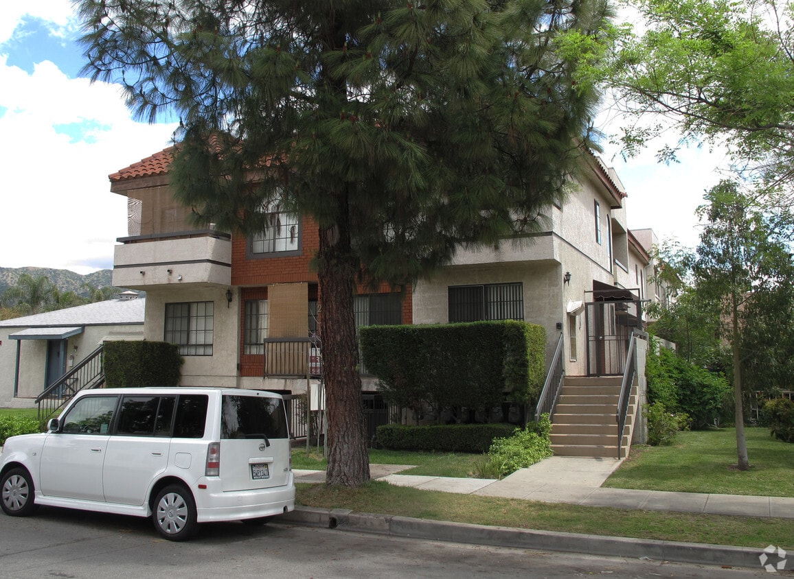 Building Photo - 2324 N Niagara St